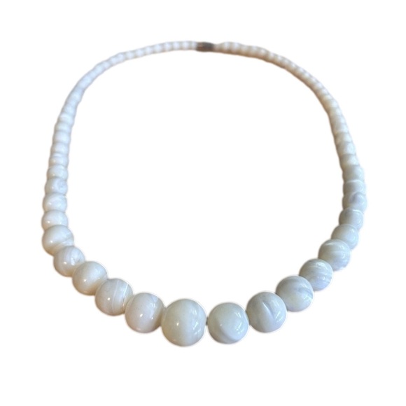 Natural Mother of Pearl Graduated Iridescent Creamy Swirl Beaded Necklace Vtg - Picture 1 of 8